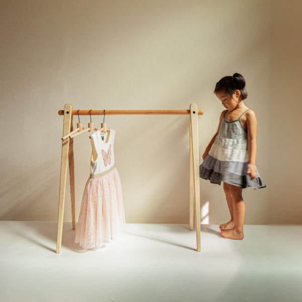 適合100公分高以下的幼兒衣架，學習自已掛放衣物的開始