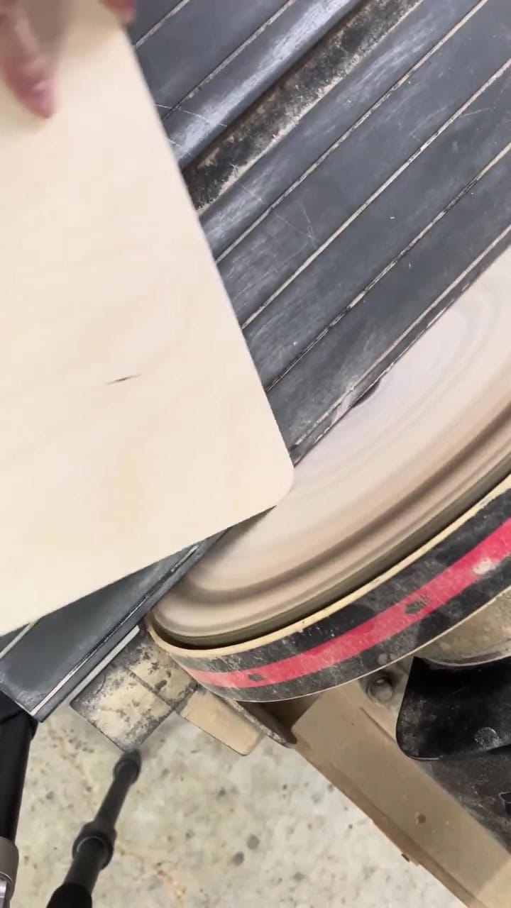 小書蟲書架的圓潤邊角：非模具打造的手工堅持