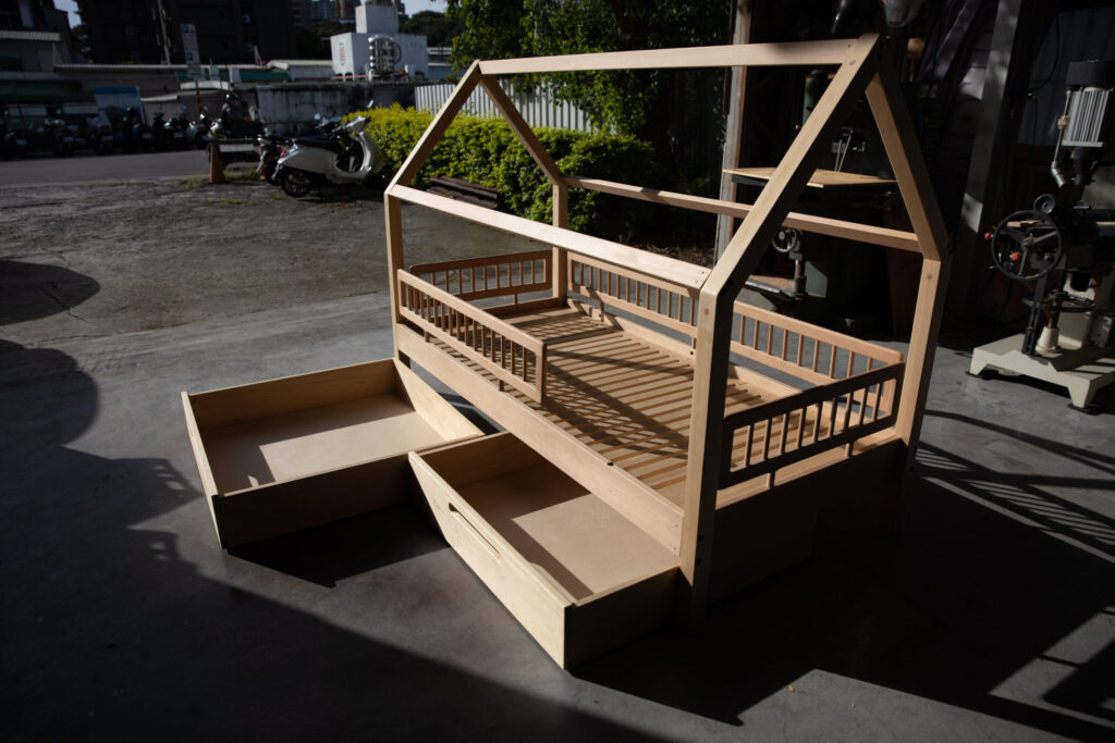 拾光小屋床的兩個床下抽屜拉出