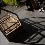 拾光小屋床俯拍，屋型框架的影子投在工房地面