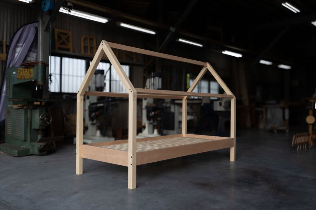 拾光小屋床基本款，屋型實木框架與床板