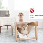 袋鼠窩 2017 德國紅點設計獎得獎作品，柴犬躺臥於米白布套內