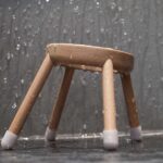流星碗架潑水測試，水珠在架身漆面上聚成圓珠