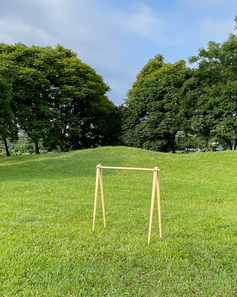 衣架立在露營草地上