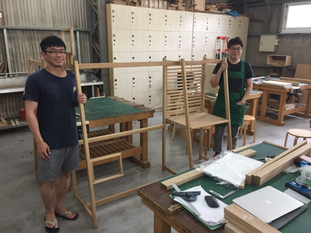 2017 年交件那天，設計師與闆拔在工房裡各扶著一片剛組好的梯型框架