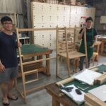 2017 年交件那天，設計師與闆拔在工房裡各扶著一片剛組好的梯型框架
