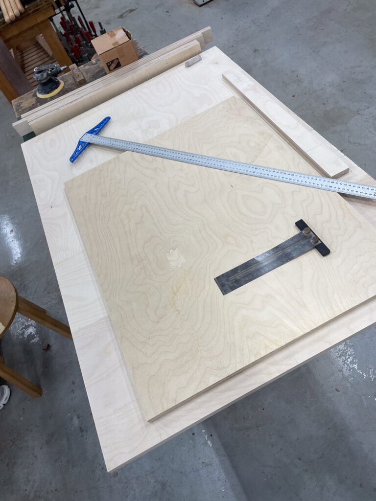樺木夾板平放在工作檯上畫線