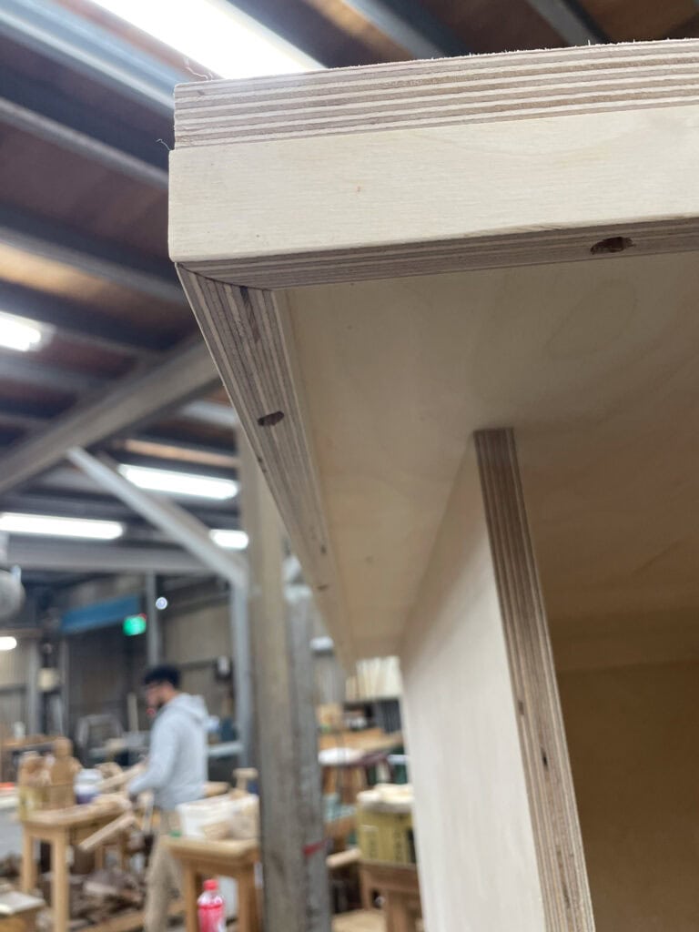 狗屋屋頂四周比牆多伸出一截，當作滴水簷